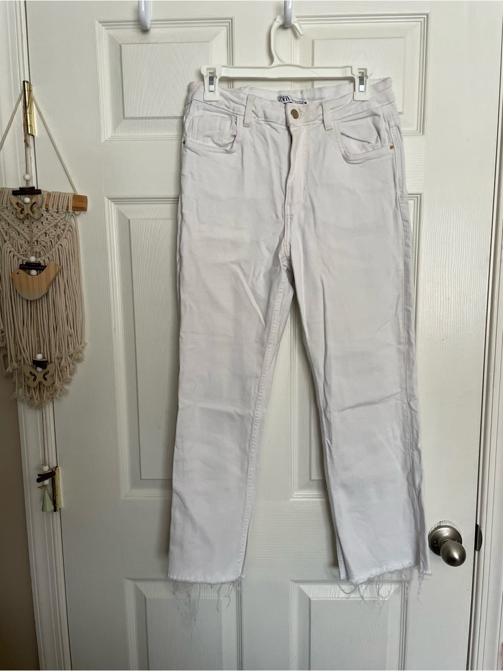 Zara Women’s size 8 White Frayed Hem Straight Jeans
